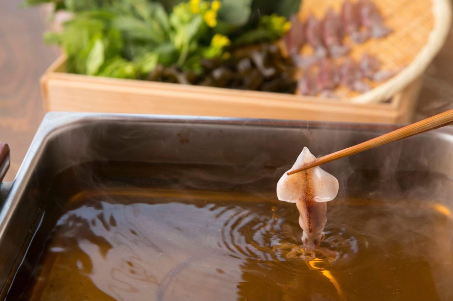 富山生ホタルイカと天然山菜のしゃぶしゃぶ