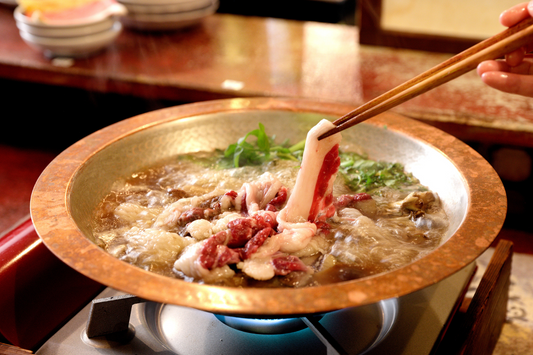 【新入荷】山の恵みを味わう「ツキノワ熊つみれと天然きのこの花山椒鍋」登場！